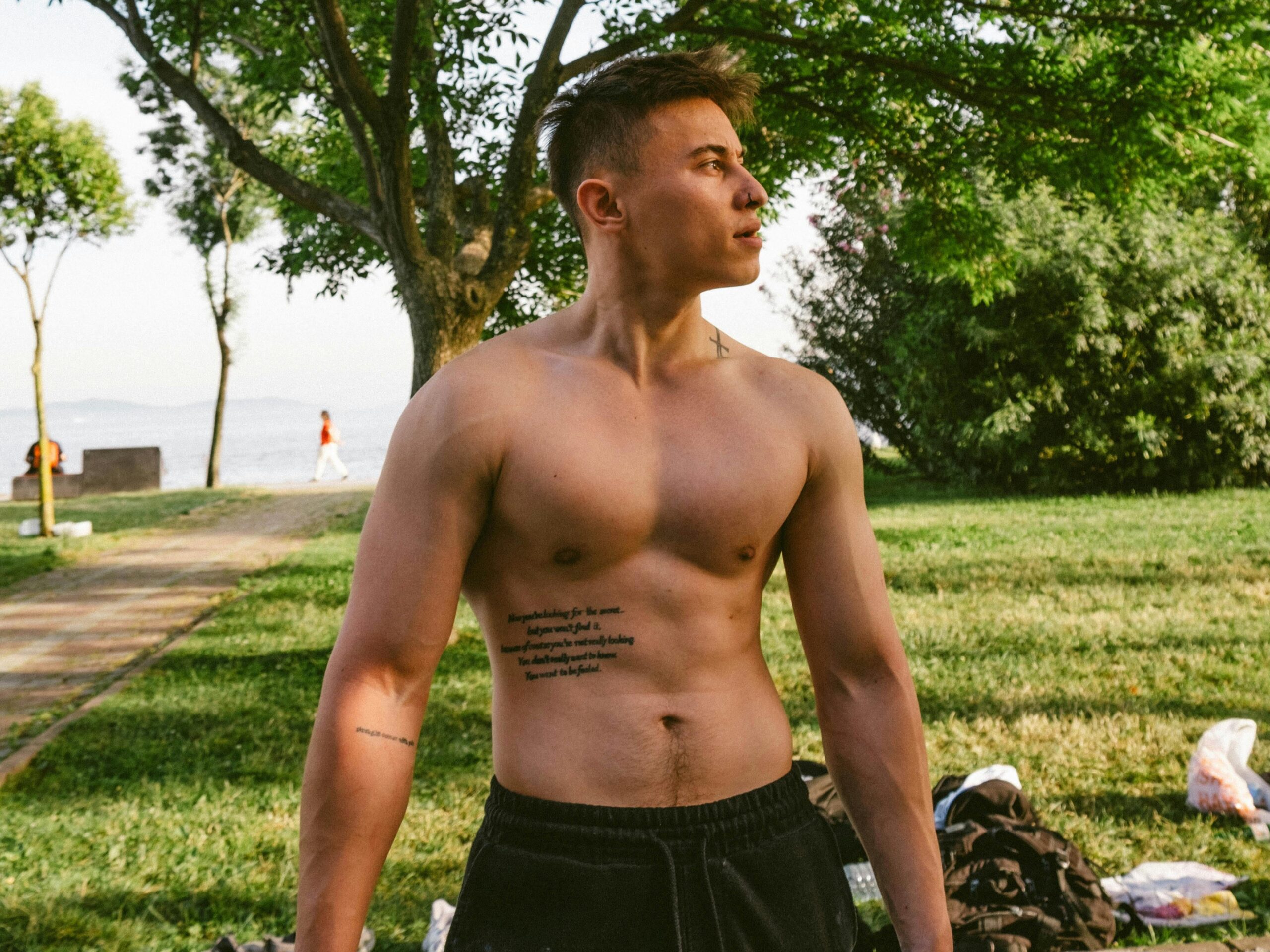 gay muscle hunk standing in a gay cruising park using Squirt gay hookup app to find males for sex Photo by Mustafa Bodur via Pexels