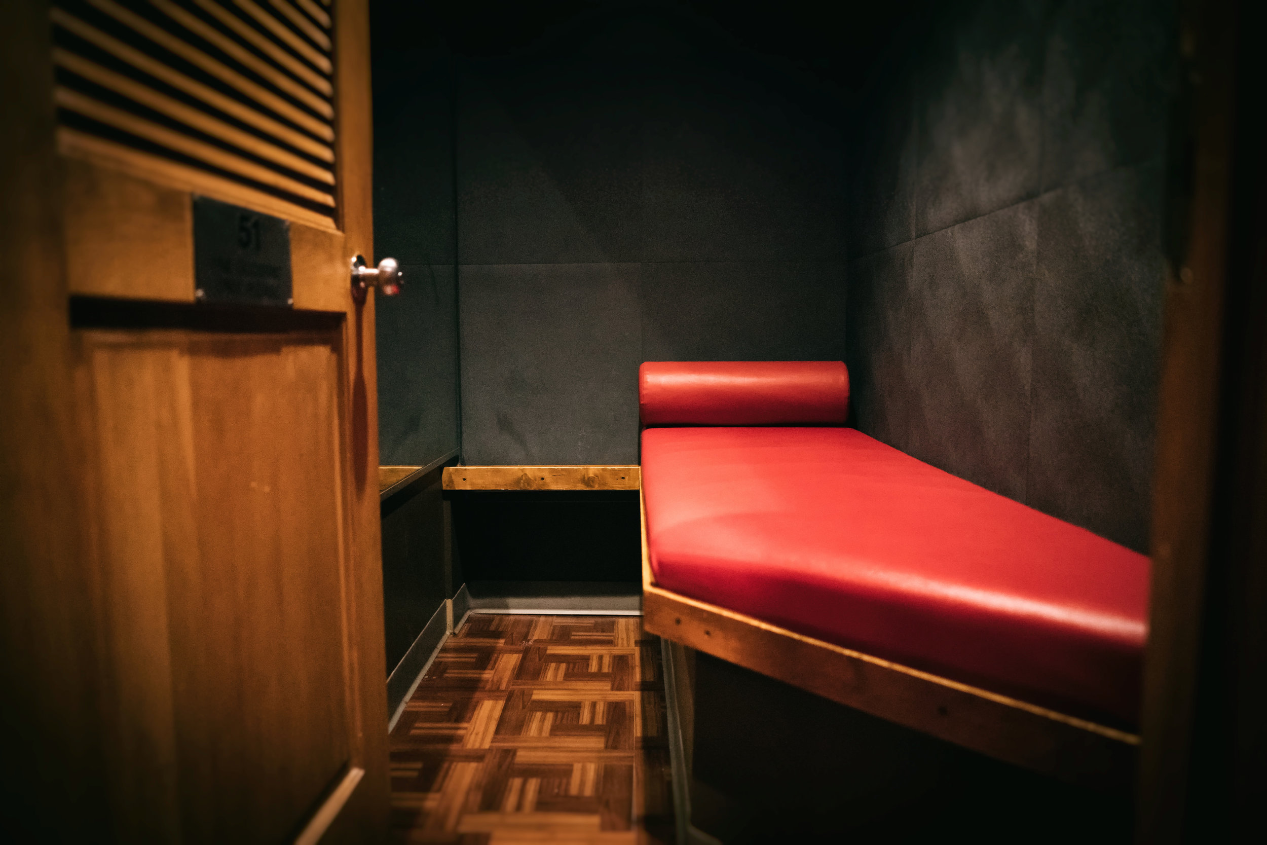 gay bathhouse in washington dc crew club gay bareback fucking private room with rubber mat and lighting for anonymous gay hookup sex via crew club website