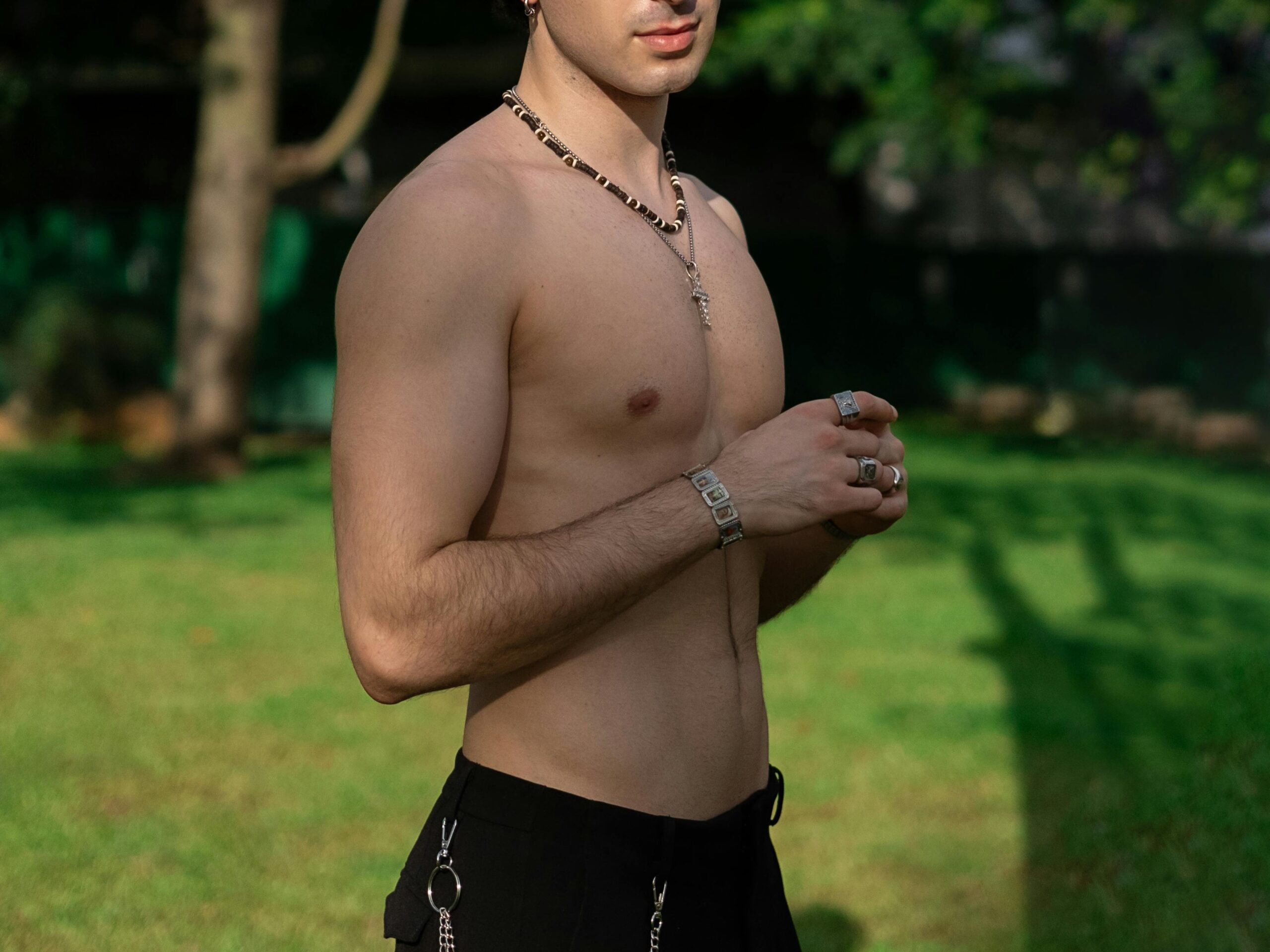 gay cruising hookup shirtless in the park ready to have anonymous gay blowjob in gay cruising park Photo by rao qingwei via Pexels